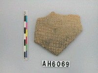 藏品(灰褐色細砂陶片)的圖片